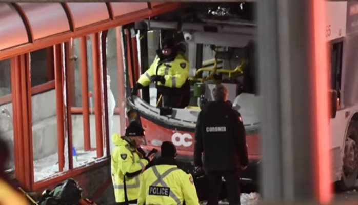 Покривът на навеса на спирката се е врязал във втория етаж на автобуса Кадър: youtube/ CBC News: The National