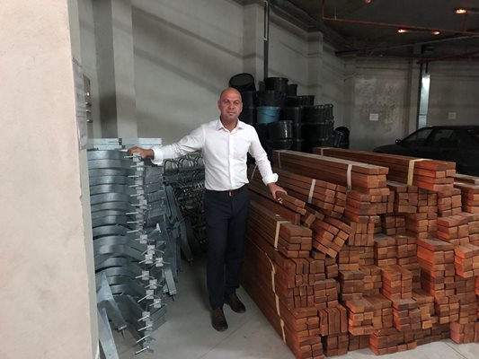 Кметът на "Тракия" Костадин Димитров е осигурил материалите за новите пейки.