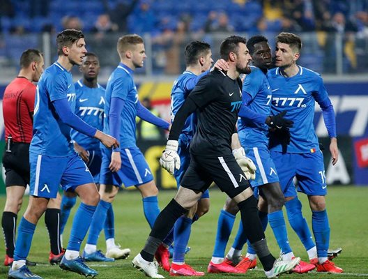 Футболистите на "Левски" се съгласиха с наложително предложеното от ръководството намаляване на заплатите наполовина до края на извънредното положение и липсата на тренировки и мачове.