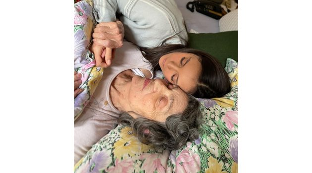 Актрисата прекарва последните часове с баба си