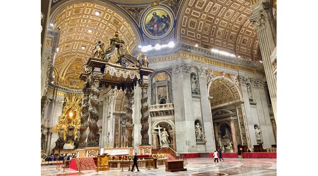 Балдахинът на олтара на базиликата е висок колкото десететажна сграда.