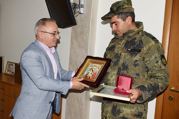 Кметът на Сандански Атанас Стоянов връчи почетния знак на мл. сержант Атанас Секулов.