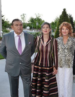 Изпълнителната директорка на Банка ДСК Диана Митева (вдясно) със сем. Вълканови