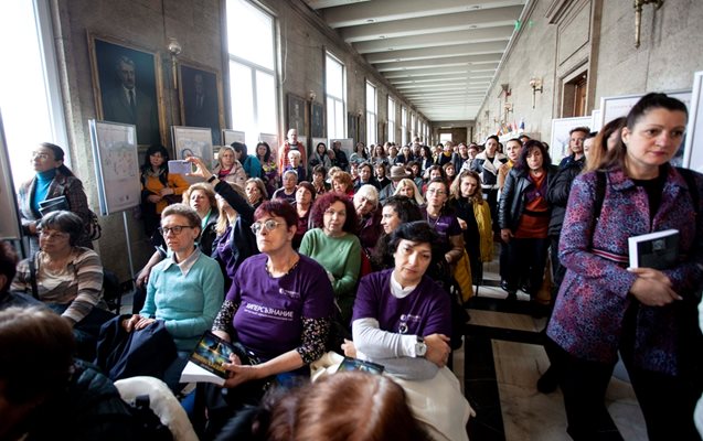 The audience was intrigued by brain wave activation techniques.  PHOTO: VASIL PETKOV