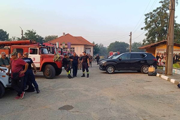 Доброволците са основното ударно звено в битката с пламъците.