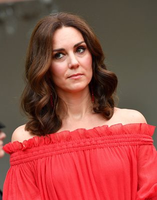 Херцогинята на Кейбридж Кейт Мидълтън за пореден път показа, че е в крак с модните тенденции  СНИМКИ : Ройтерс