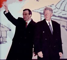 Бил Клинтън пристигна в София на 21 ноември 1999 г. На площада пред храма “Св. Ал. Невски” го приветства българският президент Петър Стоянов заедно с хиляди граждани.
