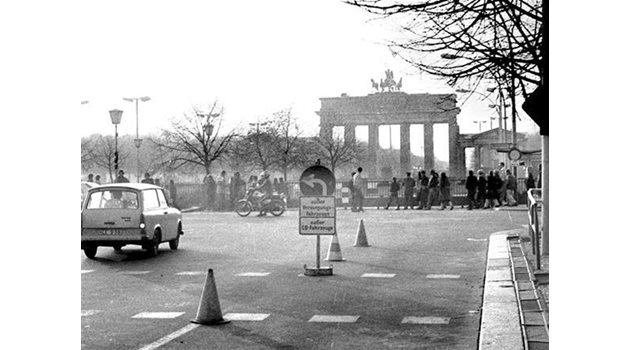 Берлинската стена пада на 9 ноември 1989 г. Фоторепортерът на “24 часа” Румяна Тонева е очевидец на събитията и снима Бранденбургската врата, опасана все още със заграждения.
СНИМКА: РУМЯНА ТОНЕВА