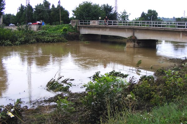 Заради последните дъждове река Скът повиши нивото си, но все още е в коритото си.  СНИМКА: АВТОРЪТ