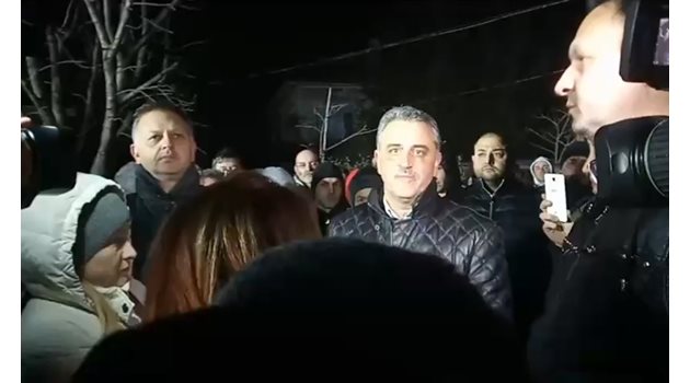 Недоволни протестират срещу циганския терор във Войводиново