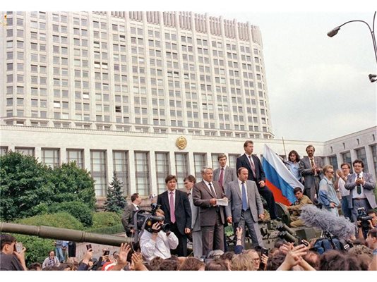 19 август 1991 г. Стъпил върху танк пред Белия дом, Борис Елцин произнася знаменитото си обръщение.
СНИМКИ: РОЙТЕРС