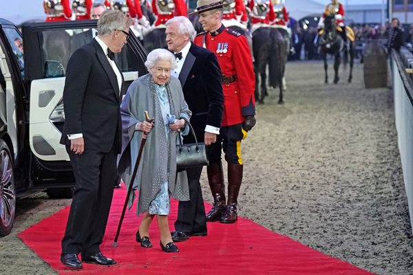 Кралица Елизабет пристигна по червен килим СНИМКА: РОЙТЕРС