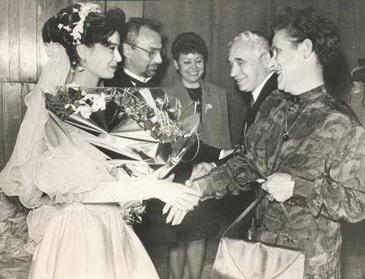 Още една важна снимка от архива на Пламен Тодоров: 26 ноември 1995 г. - сватбата на Ахмед Доган с Ширин Карнобатлъ. Президентът Желю Желев и съпругата му Мария поздравяват младоженците.