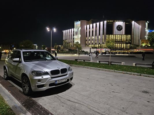 Шофьор паркира насред парка на НДК Снимка: Фейсбук/ Забелязано в София