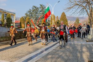 9000 кукери разтърсват Симитли и гонят злото