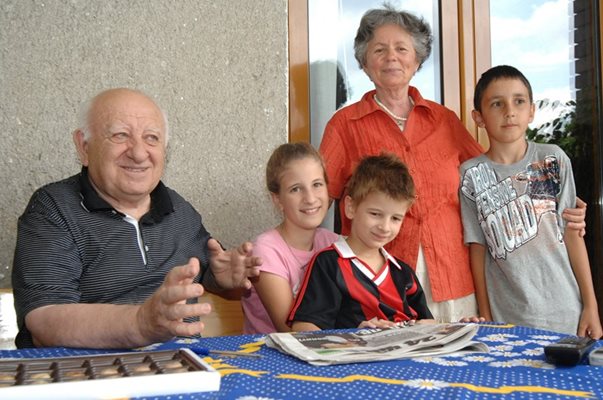 Георги Мишев със съпругата си Вера и тримата им внуци Георги (крайният вдясно), Боян и Вера, които вече са пораснали.