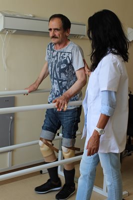 57-годишният Христо Христов се учи отново да ходи с помощта на рехабилитатора Марияна Смолева.