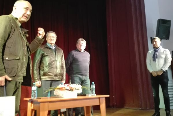 Кметът на Царево Георги Лапчев (крайният вдясно) благодари на проф. Биолчев, че е написал книгата и я представя първо в морския град.