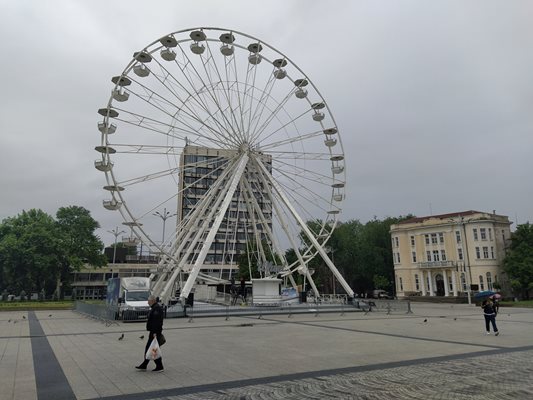 Виенското колело вече е на площада в Пловдив.