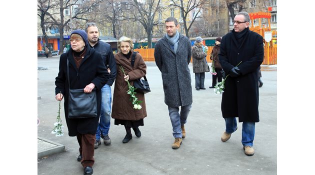 От ляво на дясно: Петър Стоянович, брат му Димитър (Дими), Жана Стоянович със сина си Иван и Ани Бакалова. Снимката е от поклонението  пред актрисата Домна Ганева на 3 януари 2013 г.