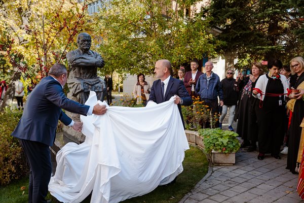 Новият паметник на Пирогов в двора на спешната болница