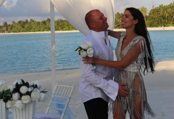 Даниел Бачорски и любимата му Атанасия вдигнаха сватба на Малдивите СНИМКА: Инстаграм/angellovaaa