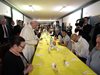 Папа Франциск обядва със затворници в Милано (Снимки)