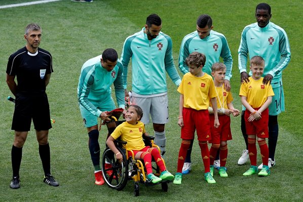 Роналдо зарадва малко момиченце в инвалидна количка