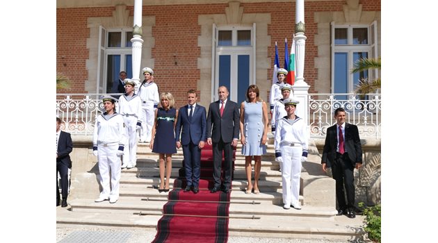 Президентът Румен Радев и съпругата му Десислава посрещат пред двореца “Евксиноград” президента на Франция Еманюел Макрон и съпругата му Брижит.