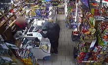 Издирват 24-годишен крадец, заплашил продавачка с пистолет и взел 500 лева във Варна (Видео)