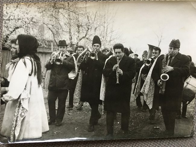 Понякога д-р Иванов (първият отляво) свирел на тромпет в малък оркестър.