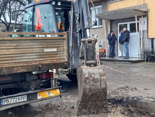 Изкопните работи продължават с пълна сила.