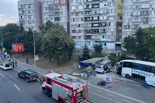 Катастрофата става на най-оживеното кръстовище "Трапезица" в Бургас до пешеходна зона.