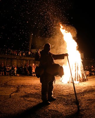 Огненият ритуал в центъра на село Кралев дол е кулминацията на празника