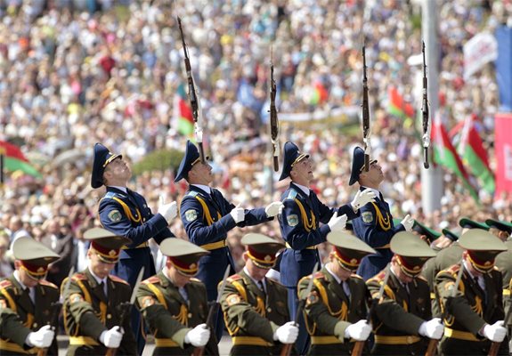Войници празнуват националния празник на Беларус.