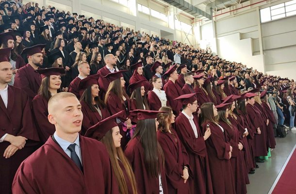 Щастливи абсолвенти на дипломирането си в Пловдив.