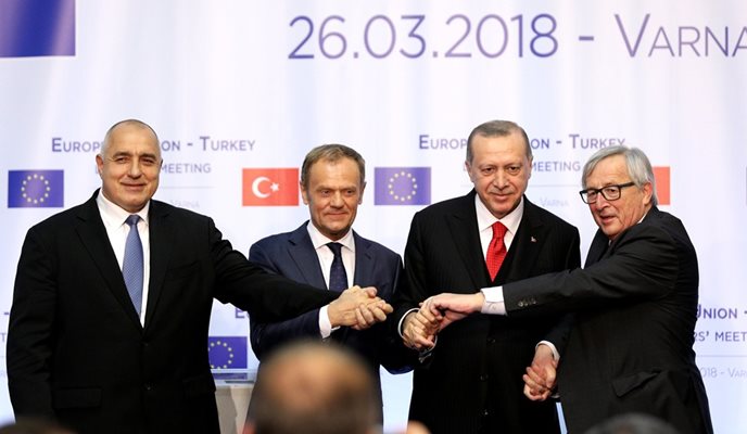 Борисов, Туск, Ердоган и Юнкер се хванаха за ръце в края на пресконференцията във Варна. СНИМКИ: Ройтерс
