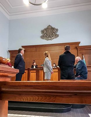Димитър Узунов очи в очи с Люба Петрова по време заседанието в Софийския апелативен съд вчера.