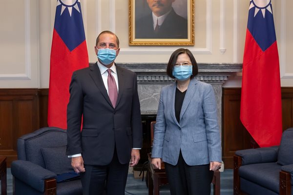 Американският здравен министър Алекс Азар се срещна с президентката на Тайван Цай Инвън в Тайпе, което е нова хвърлена ръкавица към Китай. Пекин смята самоуправляващия се остров за своя територия.
