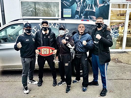 Българският шампион с колеги от клуб Le Boxeur
Снимки: личен архив