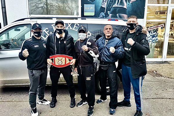 Българският шампион с колеги от клуб Le Boxeur
Снимки: личен архив
