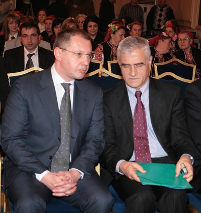 Министърът на икономиката и енергетиката Петър Димитров (вдясно) и премиерът Сергей Станишев не носеха никаква вина за високата инфлация през 2008-2009 г. Но недоволството на хората ги свали от власт през 2009 г., давайки път на новата тогава партия ГЕРБ на Бойко Борисов. Който управляваше почти изцяло в условията на ниска инфлация и дори на дефлация.

СНИМКА: “24 ЧАСА”

