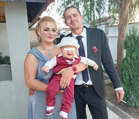 Юлиян със жена си Нели и едно от децата. Снимка: Фейсбук