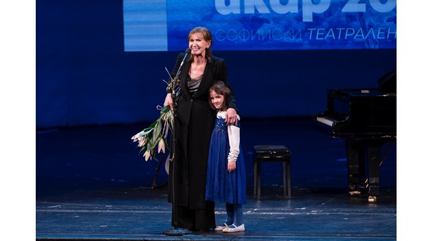 Мария Каварджикова излезе на сцената с една от внучките си.