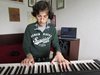 Русенски ученик дари стипендията си за нов роял