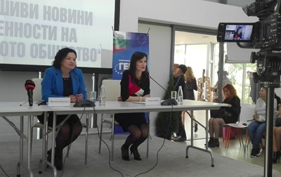 Мария Габриел и Ивелина Василева по време на дискусията в Бургас. Снимка:24 часа