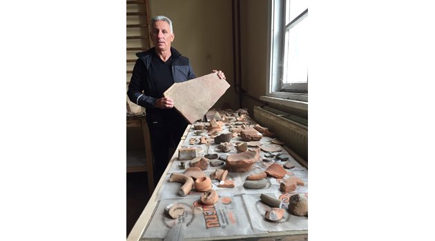 Председателят на читалището в с. Васил Левски Тодор Ботев пази откритите находки от керамика като очите си.
