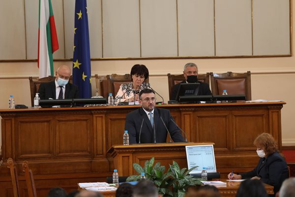 Младен Маринов дойде в парламента да говори за протестите СНИМКА: Николай Литов