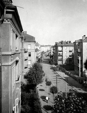 Поглед към улицата от 40-те години
СНИМКА: АРХИВ НА ПЕЙО КОЛЕВ