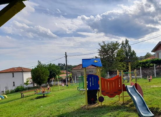 И детска площадка има в средногорското селце Розовец.